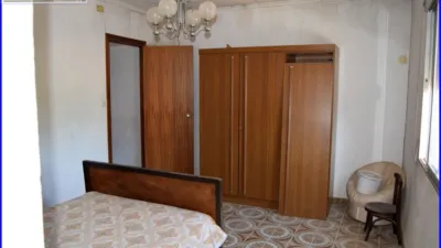 House for sale in La Matanza, Orihuela. This property comprises a residential house of 152 m² and a separate commercial unit with storage space of 142 m² built area, both situated on a 1000 m² plot. The residence features three double bedrooms, one single bedroom, a living room, a sitting room, an equipped kitchen, one bathroom, and a patio with a laundry area. The commercial and storage building is fully finished. Interior joinery is made of sapeli wood, it has an east-facing orientation, porcelain tile flooring, and exterior joinery combining aluminium and wood. Extras include water, electricity, furniture, terrace, and storage room. Located close to medical centres, rural amenities, supermarkets, and pharmacies. photo 12