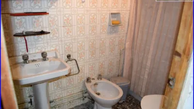 House for sale in La Matanza, Orihuela. This property comprises a residential house of 152 m² and a separate commercial unit with storage space of 142 m² built area, both situated on a 1000 m² plot. The residence features three double bedrooms, one single bedroom, a living room, a sitting room, an equipped kitchen, one bathroom, and a patio with a laundry area. The commercial and storage building is fully finished. Interior joinery is made of sapeli wood, it has an east-facing orientation, porcelain tile flooring, and exterior joinery combining aluminium and wood. Extras include water, electricity, furniture, terrace, and storage room. Located close to medical centres, rural amenities, supermarkets, and pharmacies. photo 14