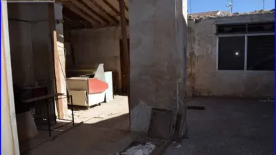 House for sale in La Matanza, Orihuela. This property comprises a residential house of 152 m² and a separate commercial unit with storage space of 142 m² built area, both situated on a 1000 m² plot. The residence features three double bedrooms, one single bedroom, a living room, a sitting room, an equipped kitchen, one bathroom, and a patio with a laundry area. The commercial and storage building is fully finished. Interior joinery is made of sapeli wood, it has an east-facing orientation, porcelain tile flooring, and exterior joinery combining aluminium and wood. Extras include water, electricity, furniture, terrace, and storage room. Located close to medical centres, rural amenities, supermarkets, and pharmacies. photo 18