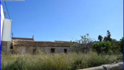 House for sale in La Matanza, Orihuela. This property comprises a residential house of 152 m² and a separate commercial unit with storage space of 142 m² built area, both situated on a 1000 m² plot. The residence features three double bedrooms, one single bedroom, a living room, a sitting room, an equipped kitchen, one bathroom, and a patio with a laundry area. The commercial and storage building is fully finished. Interior joinery is made of sapeli wood, it has an east-facing orientation, porcelain tile flooring, and exterior joinery combining aluminium and wood. Extras include water, electricity, furniture, terrace, and storage room. Located close to medical centres, rural amenities, supermarkets, and pharmacies. photo 22