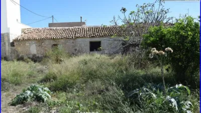 House for sale in La Matanza, Orihuela. This property comprises a residential house of 152 m² and a separate commercial unit with storage space of 142 m² built area, both situated on a 1000 m² plot. The residence features three double bedrooms, one single bedroom, a living room, a sitting room, an equipped kitchen, one bathroom, and a patio with a laundry area. The commercial and storage building is fully finished. Interior joinery is made of sapeli wood, it has an east-facing orientation, porcelain tile flooring, and exterior joinery combining aluminium and wood. Extras include water, electricity, furniture, terrace, and storage room. Located close to medical centres, rural amenities, supermarkets, and pharmacies. photo 24