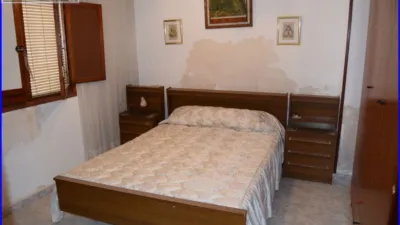 House for sale in La Matanza, Orihuela. This property comprises a residential house of 152 m² and a separate commercial unit with storage space of 142 m² built area, both situated on a 1000 m² plot. The residence features three double bedrooms, one single bedroom, a living room, a sitting room, an equipped kitchen, one bathroom, and a patio with a laundry area. The commercial and storage building is fully finished. Interior joinery is made of sapeli wood, it has an east-facing orientation, porcelain tile flooring, and exterior joinery combining aluminium and wood. Extras include water, electricity, furniture, terrace, and storage room. Located close to medical centres, rural amenities, supermarkets, and pharmacies. photo 6