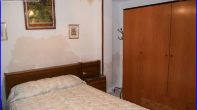 House for sale in La Matanza, Orihuela. This property comprises a residential house of 152 m² and a separate commercial unit with storage space of 142 m² built area, both situated on a 1000 m² plot. The residence features three double bedrooms, one single bedroom, a living room, a sitting room, an equipped kitchen, one bathroom, and a patio with a laundry area. The commercial and storage building is fully finished. Interior joinery is made of sapeli wood, it has an east-facing orientation, porcelain tile flooring, and exterior joinery combining aluminium and wood. Extras include water, electricity, furniture, terrace, and storage room. Located close to medical centres, rural amenities, supermarkets, and pharmacies. photo 7