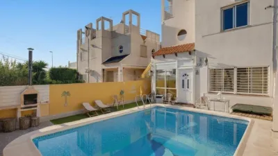 Casa adosada en venta en Calle de la Paloma, La Siesta-El Salado-Torreta-El Chaparral (Torrevieja) de 209.000 €