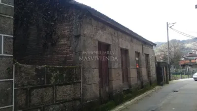 House for sale in Leiro, Ribadavia, Province of Ourense. Beautiful Galician stone house to restore, with 700 square meters of land, located just 90 meters from the Leiro reservoir, lakeside walkway, hiking trail, and campsite. A very pleasant area in a village with all amenities, just 20 minutes from Ourense city, which is also home to a famous thermal spa. For more information or to arrange a viewing, please contact Delmiro on [phone number] or visit our office at Av. Camelias 52, Ground Floor, Vigo. photo 3