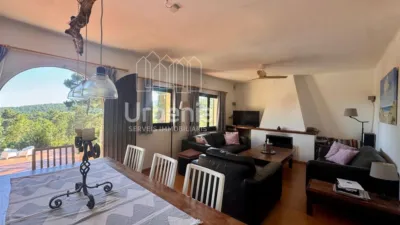 Apialia offers this fantastic rustic property with sea views, located on a plot of nearly 6,000 m² in Lloret de Mar, just 10 minutes by car from the beach. Surrounded by nature and offering total privacy, this home provides a unique setting with open views of the sea and hills, for those seeking tranquility without sacrificing proximity to the coast. The house is in perfect condition, with 214 m² built across two floors. It features four double bedrooms, all equipped with air conditioning and fitted wardrobes, and two full bathrooms. photo 9