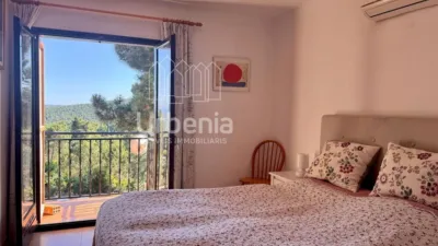 Apialia offers this fantastic rustic property with sea views, located on a plot of nearly 6,000 m² in Lloret de Mar, just 10 minutes by car from the beach. Surrounded by nature and offering total privacy, this home provides a unique setting with open views of the sea and hills, for those seeking tranquility without sacrificing proximity to the coast. The house is in perfect condition, with 214 m² built across two floors. It features four double bedrooms, all equipped with air conditioning and fitted wardrobes, and two full bathrooms. photo 18
