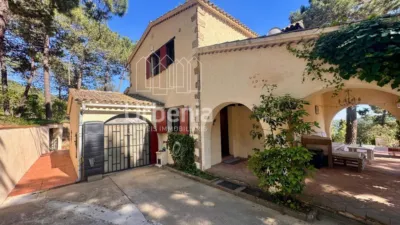 Apialia offers this fantastic rustic property with sea views, located on a plot of nearly 6,000 m² in Lloret de Mar, just 10 minutes by car from the beach. Surrounded by nature and offering total privacy, this home provides a unique setting with open views of the sea and hills, for those seeking tranquility without sacrificing proximity to the coast. The house is in perfect condition, with 214 m² built across two floors. It features four double bedrooms, all equipped with air conditioning and fitted wardrobes, and two full bathrooms. photo 5