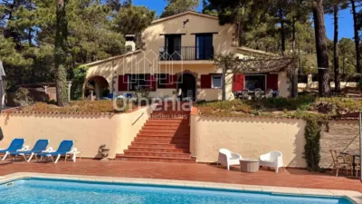 Apialia offers this fantastic rustic property with sea views, located on a plot of nearly 6,000 m² in Lloret de Mar, just 10 minutes by car from the beach. Surrounded by nature and offering total privacy, this home provides a unique setting with open views of the sea and hills, for those seeking tranquility without sacrificing proximity to the coast. The house is in perfect condition, with 214 m² built across two floors. It features four double bedrooms, all equipped with air conditioning and fitted wardrobes, and two full bathrooms. photo 2