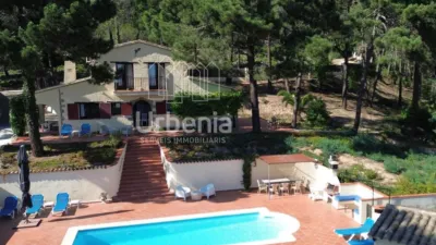 Apialia offers this fantastic rustic property with sea views, located on a plot of nearly 6,000 m² in Lloret de Mar, just 10 minutes by car from the beach. Surrounded by nature and offering total privacy, this home provides a unique setting with open views of the sea and hills, for those seeking tranquility without sacrificing proximity to the coast. The house is in perfect condition, with 214 m² built across two floors. It features four double bedrooms, all equipped with air conditioning and fitted wardrobes, and two full bathrooms. photo 25