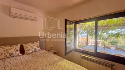 Apialia offers this fantastic rustic property with sea views, located on a plot of nearly 6,000 m² in Lloret de Mar, just 10 minutes by car from the beach. Surrounded by nature and offering total privacy, this home provides a unique setting with open views of the sea and hills, for those seeking tranquility without sacrificing proximity to the coast. The house is in perfect condition, with 214 m² built across two floors. It features four double bedrooms, all equipped with air conditioning and fitted wardrobes, and two full bathrooms. photo 13