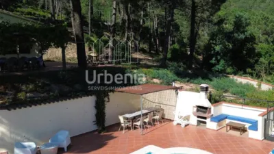 Apialia offers this fantastic rustic property with sea views, located on a plot of nearly 6,000 m² in Lloret de Mar, just 10 minutes by car from the beach. Surrounded by nature and offering total privacy, this home provides a unique setting with open views of the sea and hills, for those seeking tranquility without sacrificing proximity to the coast. The house is in perfect condition, with 214 m² built across two floors. It features four double bedrooms, all equipped with air conditioning and fitted wardrobes, and two full bathrooms. photo 24
