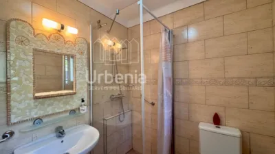 Apialia offers this fantastic rustic property with sea views, located on a plot of nearly 6,000 m² in Lloret de Mar, just 10 minutes by car from the beach. Surrounded by nature and offering total privacy, this home provides a unique setting with open views of the sea and hills, for those seeking tranquility without sacrificing proximity to the coast. The house is in perfect condition, with 214 m² built across two floors. It features four double bedrooms, all equipped with air conditioning and fitted wardrobes, and two full bathrooms. photo 22