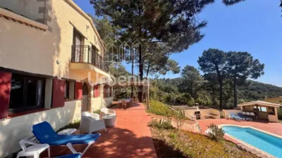 Apialia offers this fantastic rustic property with sea views, located on a plot of nearly 6,000 m² in Lloret de Mar, just 10 minutes by car from the beach. Surrounded by nature and offering total privacy, this home provides a unique setting with open views of the sea and hills, for those seeking tranquility without sacrificing proximity to the coast. The house is in perfect condition, with 214 m² built across two floors. It features four double bedrooms, all equipped with air conditioning and fitted wardrobes, and two full bathrooms. photo 4