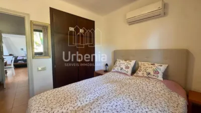 Apialia offers this fantastic rustic property with sea views, located on a plot of nearly 6,000 m² in Lloret de Mar, just 10 minutes by car from the beach. Surrounded by nature and offering total privacy, this home provides a unique setting with open views of the sea and hills, for those seeking tranquility without sacrificing proximity to the coast. The house is in perfect condition, with 214 m² built across two floors. It features four double bedrooms, all equipped with air conditioning and fitted wardrobes, and two full bathrooms. photo 15