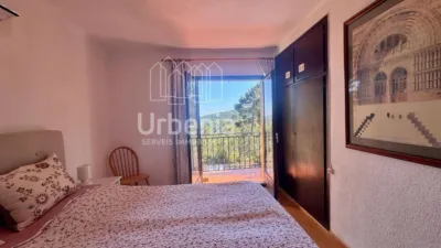 Apialia offers this fantastic rustic property with sea views, located on a plot of nearly 6,000 m² in Lloret de Mar, just 10 minutes by car from the beach. Surrounded by nature and offering total privacy, this home provides a unique setting with open views of the sea and hills, for those seeking tranquility without sacrificing proximity to the coast. The house is in perfect condition, with 214 m² built across two floors. It features four double bedrooms, all equipped with air conditioning and fitted wardrobes, and two full bathrooms. photo 20