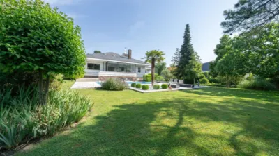 Chalet in La Moraleja photo 2