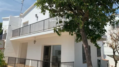 Semi-detached house on Carrer de Xile photo 2