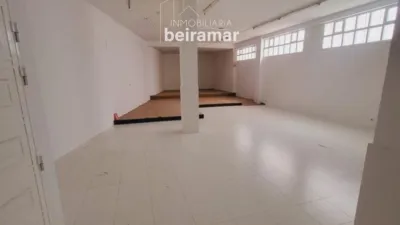 Local comercial en alquiler en Ribeira - Más