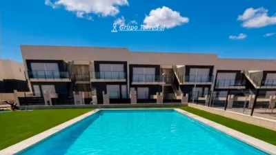 Semi-detached house in Carrer de Chipre photo 2