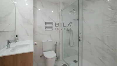 Loft for sale in Los Boliches, Fuengirola, Málaga. 90.00 m2 built area, distributed over 3 bedrooms and 2 bathrooms. Features a lift, fitted wardrobes, and a furnished kitchen, plus it is fully furnished ready to move in. The property includes air conditioning and lighting, designed for comfortable and practical use. Highlights include the communal swimming pool, green areas, and sports facilities: a padel court and a tennis court, perfect for maintaining an active lifestyle without leaving home. Security is provided by access control, ensuring peace of mind day-to-day. The layout optimises every square metre to enhance habitability and comfort. The Los Boliches area offers nearby services, shops, supermarkets, and good transport links, facilitating daily commutes and errands. The building benefits from regular maintenance and well-kept common areas, consistent with the residential environment of the zone. This property is an offering from Bila Invest, aimed at those seeking a home ready to enjoy from day one. Its location next to the beach, shops, and leisure venues makes this loft an attractive proposition for families or couples who prioritise comfort and quality of life. If you value a loft with excellent connections, full equipment, and an environment that simplifies daily life, this option deserves your visit. Contact us to arrange a viewing and experience firsthand what it’s like to live in a high-demand community with available services. In compliance with Decree 218/2005, of October 11, of the Junta de Andalucía, we inform you that the client has access to the Abbreviated Information Document/Housing Information Sheet. The offered price does not include taxes or purchase costs (ITP or VAT, AJD if applicable, notary, registration, and other inherent expenses). agency fees are already included in the sale price. photo 11