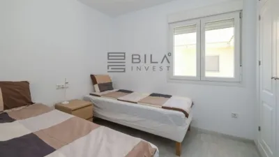 Loft for sale in Los Boliches, Fuengirola, Málaga. 90.00 m2 built area, distributed over 3 bedrooms and 2 bathrooms. Features a lift, fitted wardrobes, and a furnished kitchen, plus it is fully furnished ready to move in. The property includes air conditioning and lighting, designed for comfortable and practical use. Highlights include the communal swimming pool, green areas, and sports facilities: a padel court and a tennis court, perfect for maintaining an active lifestyle without leaving home. Security is provided by access control, ensuring peace of mind day-to-day. The layout optimises every square metre to enhance habitability and comfort. The Los Boliches area offers nearby services, shops, supermarkets, and good transport links, facilitating daily commutes and errands. The building benefits from regular maintenance and well-kept common areas, consistent with the residential environment of the zone. This property is an offering from Bila Invest, aimed at those seeking a home ready to enjoy from day one. Its location next to the beach, shops, and leisure venues makes this loft an attractive proposition for families or couples who prioritise comfort and quality of life. If you value a loft with excellent connections, full equipment, and an environment that simplifies daily life, this option deserves your visit. Contact us to arrange a viewing and experience firsthand what it’s like to live in a high-demand community with available services. In compliance with Decree 218/2005, of October 11, of the Junta de Andalucía, we inform you that the client has access to the Abbreviated Information Document/Housing Information Sheet. The offered price does not include taxes or purchase costs (ITP or VAT, AJD if applicable, notary, registration, and other inherent expenses). agency fees are already included in the sale price. photo 12