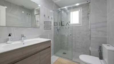 Loft for sale in Los Boliches, Fuengirola, Málaga. 90.00 m2 built area, distributed over 3 bedrooms and 2 bathrooms. Features a lift, fitted wardrobes, and a furnished kitchen, plus it is fully furnished ready to move in. The property includes air conditioning and lighting, designed for comfortable and practical use. Highlights include the communal swimming pool, green areas, and sports facilities: a padel court and a tennis court, perfect for maintaining an active lifestyle without leaving home. Security is provided by access control, ensuring peace of mind day-to-day. The layout optimises every square metre to enhance habitability and comfort. The Los Boliches area offers nearby services, shops, supermarkets, and good transport links, facilitating daily commutes and errands. The building benefits from regular maintenance and well-kept common areas, consistent with the residential environment of the zone. This property is an offering from Bila Invest, aimed at those seeking a home ready to enjoy from day one. Its location next to the beach, shops, and leisure venues makes this loft an attractive proposition for families or couples who prioritise comfort and quality of life. If you value a loft with excellent connections, full equipment, and an environment that simplifies daily life, this option deserves your visit. Contact us to arrange a viewing and experience firsthand what it’s like to live in a high-demand community with available services. In compliance with Decree 218/2005, of October 11, of the Junta de Andalucía, we inform you that the client has access to the Abbreviated Information Document/Housing Information Sheet. The offered price does not include taxes or purchase costs (ITP or VAT, AJD if applicable, notary, registration, and other inherent expenses). agency fees are already included in the sale price. photo 14