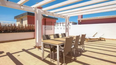 Loft for sale in Los Boliches, Fuengirola, Málaga. 90.00 m2 built area, distributed over 3 bedrooms and 2 bathrooms. Features a lift, fitted wardrobes, and a furnished kitchen, plus it is fully furnished ready to move in. The property includes air conditioning and lighting, designed for comfortable and practical use. Highlights include the communal swimming pool, green areas, and sports facilities: a padel court and a tennis court, perfect for maintaining an active lifestyle without leaving home. Security is provided by access control, ensuring peace of mind day-to-day. The layout optimises every square metre to enhance habitability and comfort. The Los Boliches area offers nearby services, shops, supermarkets, and good transport links, facilitating daily commutes and errands. The building benefits from regular maintenance and well-kept common areas, consistent with the residential environment of the zone. This property is an offering from Bila Invest, aimed at those seeking a home ready to enjoy from day one. Its location next to the beach, shops, and leisure venues makes this loft an attractive proposition for families or couples who prioritise comfort and quality of life. If you value a loft with excellent connections, full equipment, and an environment that simplifies daily life, this option deserves your visit. Contact us to arrange a viewing and experience firsthand what it’s like to live in a high-demand community with available services. In compliance with Decree 218/2005, of October 11, of the Junta de Andalucía, we inform you that the client has access to the Abbreviated Information Document/Housing Information Sheet. The offered price does not include taxes or purchase costs (ITP or VAT, AJD if applicable, notary, registration, and other inherent expenses). agency fees are already included in the sale price. photo 19