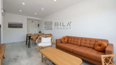 Loft for sale in Los Boliches, Fuengirola, Málaga. 90.00 m2 built area, distributed over 3 bedrooms and 2 bathrooms. Features a lift, fitted wardrobes, and a furnished kitchen, plus it is fully furnished ready to move in. The property includes air conditioning and lighting, designed for comfortable and practical use. Highlights include the communal swimming pool, green areas, and sports facilities: a padel court and a tennis court, perfect for maintaining an active lifestyle without leaving home. Security is provided by access control, ensuring peace of mind day-to-day. The layout optimises every square metre to enhance habitability and comfort. The Los Boliches area offers nearby services, shops, supermarkets, and good transport links, facilitating daily commutes and errands. The building benefits from regular maintenance and well-kept common areas, consistent with the residential environment of the zone. This property is an offering from Bila Invest, aimed at those seeking a home ready to enjoy from day one. Its location next to the beach, shops, and leisure venues makes this loft an attractive proposition for families or couples who prioritise comfort and quality of life. If you value a loft with excellent connections, full equipment, and an environment that simplifies daily life, this option deserves your visit. Contact us to arrange a viewing and experience firsthand what it’s like to live in a high-demand community with available services. In compliance with Decree 218/2005, of October 11, of the Junta de Andalucía, we inform you that the client has access to the Abbreviated Information Document/Housing Information Sheet. The offered price does not include taxes or purchase costs (ITP or VAT, AJD if applicable, notary, registration, and other inherent expenses). agency fees are already included in the sale price. photo 2