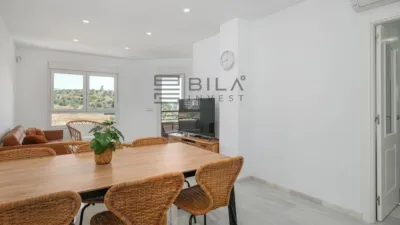 Loft for sale in Los Boliches, Fuengirola, Málaga. 90.00 m2 built area, distributed over 3 bedrooms and 2 bathrooms. Features a lift, fitted wardrobes, and a furnished kitchen, plus it is fully furnished ready to move in. The property includes air conditioning and lighting, designed for comfortable and practical use. Highlights include the communal swimming pool, green areas, and sports facilities: a padel court and a tennis court, perfect for maintaining an active lifestyle without leaving home. Security is provided by access control, ensuring peace of mind day-to-day. The layout optimises every square metre to enhance habitability and comfort. The Los Boliches area offers nearby services, shops, supermarkets, and good transport links, facilitating daily commutes and errands. The building benefits from regular maintenance and well-kept common areas, consistent with the residential environment of the zone. This property is an offering from Bila Invest, aimed at those seeking a home ready to enjoy from day one. Its location next to the beach, shops, and leisure venues makes this loft an attractive proposition for families or couples who prioritise comfort and quality of life. If you value a loft with excellent connections, full equipment, and an environment that simplifies daily life, this option deserves your visit. Contact us to arrange a viewing and experience firsthand what it’s like to live in a high-demand community with available services. In compliance with Decree 218/2005, of October 11, of the Junta de Andalucía, we inform you that the client has access to the Abbreviated Information Document/Housing Information Sheet. The offered price does not include taxes or purchase costs (ITP or VAT, AJD if applicable, notary, registration, and other inherent expenses). agency fees are already included in the sale price. photo 5