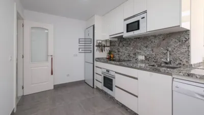 Loft for sale in Los Boliches, Fuengirola, Málaga. 90.00 m2 built area, distributed over 3 bedrooms and 2 bathrooms. Features a lift, fitted wardrobes, and a furnished kitchen, plus it is fully furnished ready to move in. The property includes air conditioning and lighting, designed for comfortable and practical use. Highlights include the communal swimming pool, green areas, and sports facilities: a padel court and a tennis court, perfect for maintaining an active lifestyle without leaving home. Security is provided by access control, ensuring peace of mind day-to-day. The layout optimises every square metre to enhance habitability and comfort. The Los Boliches area offers nearby services, shops, supermarkets, and good transport links, facilitating daily commutes and errands. The building benefits from regular maintenance and well-kept common areas, consistent with the residential environment of the zone. This property is an offering from Bila Invest, aimed at those seeking a home ready to enjoy from day one. Its location next to the beach, shops, and leisure venues makes this loft an attractive proposition for families or couples who prioritise comfort and quality of life. If you value a loft with excellent connections, full equipment, and an environment that simplifies daily life, this option deserves your visit. Contact us to arrange a viewing and experience firsthand what it’s like to live in a high-demand community with available services. In compliance with Decree 218/2005, of October 11, of the Junta de Andalucía, we inform you that the client has access to the Abbreviated Information Document/Housing Information Sheet. The offered price does not include taxes or purchase costs (ITP or VAT, AJD if applicable, notary, registration, and other inherent expenses). agency fees are already included in the sale price. photo 7