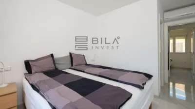 Loft for sale in Los Boliches, Fuengirola, Málaga. 90.00 m2 built area, distributed over 3 bedrooms and 2 bathrooms. Features a lift, fitted wardrobes, and a furnished kitchen, plus it is fully furnished ready to move in. The property includes air conditioning and lighting, designed for comfortable and practical use. Highlights include the communal swimming pool, green areas, and sports facilities: a padel court and a tennis court, perfect for maintaining an active lifestyle without leaving home. Security is provided by access control, ensuring peace of mind day-to-day. The layout optimises every square metre to enhance habitability and comfort. The Los Boliches area offers nearby services, shops, supermarkets, and good transport links, facilitating daily commutes and errands. The building benefits from regular maintenance and well-kept common areas, consistent with the residential environment of the zone. This property is an offering from Bila Invest, aimed at those seeking a home ready to enjoy from day one. Its location next to the beach, shops, and leisure venues makes this loft an attractive proposition for families or couples who prioritise comfort and quality of life. If you value a loft with excellent connections, full equipment, and an environment that simplifies daily life, this option deserves your visit. Contact us to arrange a viewing and experience firsthand what it’s like to live in a high-demand community with available services. In compliance with Decree 218/2005, of October 11, of the Junta de Andalucía, we inform you that the client has access to the Abbreviated Information Document/Housing Information Sheet. The offered price does not include taxes or purchase costs (ITP or VAT, AJD if applicable, notary, registration, and other inherent expenses). agency fees are already included in the sale price. photo 9