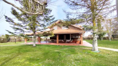 Chalet in Trigueros del Valle photo 2