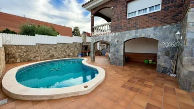 Chalet on Carrer de Rosa Sensat photo 4