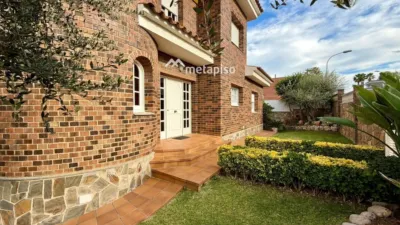 Chalet on Carrer de Rosa Sensat photo 98