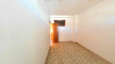 Piso en venta en Calle del Doctor Don Ramón y Cajal, cerca de Calle del Jaralillo, Almadén de 17.037 €
