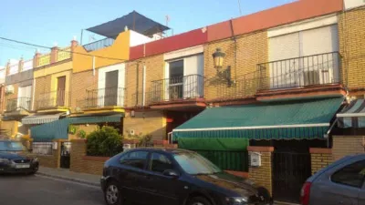 Terraced house on Washington Irving Street photo 2