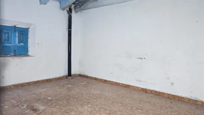Casa adosada en venta en Calle Wifredo El Velloso, Lumpiaque de 40.000 €