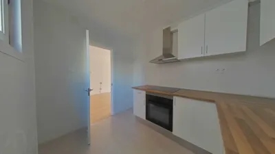 Piso en venta en Avenida de Cantabria, cerca de Calle de la Cuesta, Los Corrales de Buelna de 101.000 €
