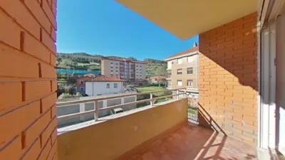 Piso en venta en Avenida de Cantabria, cerca de Calle de la Cuesta, Los Corrales de Buelna de 101.000 €