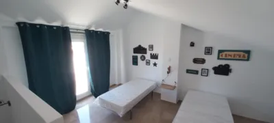 Chalet adosado en alquiler en Calle de la Amistad, Quart de Poblet de 1.980 €<span>/mes</span>
