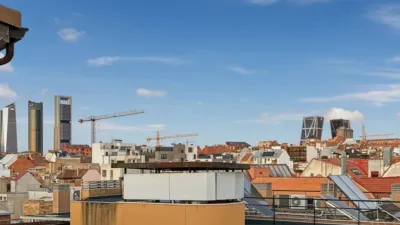 Dúplex en venta en Calle de Luis Portones, Berruguete (Distrito Tetuán. Madrid Capital) de 385.000 €