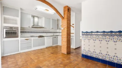 Detached house with garden and pool for sale in La Palma de Cervelló. The ground floor features a garage and laundry room. The first floor comprises the living-dining room, an extended open-plan kitchen, access to the rear terrace, and direct access to the garden barbecue area. The upper floor is arranged into 3 bedrooms (1 double with solarium, 1 double, 1 single), a bathroom with shower, air conditioning/heating in the living-dining room, and air conditioning in the upper floor hallway. Features include ceramic flooring, wooden railings, natural gas heating, aluminium windows, and wooden interior doors. Located close to essential amenities: nursery school, public school, library, supermarkets, restaurants, pharmacy, sports facilities, playgrounds, easy access to mountains for hiking, public bus transport, 19 km from Barcelona. API Number: A12369, Registration Number: 9526 photo 3
