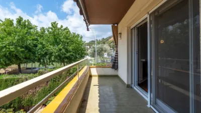 Detached house with garden and pool for sale in La Palma de Cervelló. The ground floor features a garage and laundry room. The first floor comprises the living-dining room, an extended open-plan kitchen, access to the rear terrace, and direct access to the garden barbecue area. The upper floor is arranged into 3 bedrooms (1 double with solarium, 1 double, 1 single), a bathroom with shower, air conditioning/heating in the living-dining room, and air conditioning in the upper floor hallway. Features include ceramic flooring, wooden railings, natural gas heating, aluminium windows, and wooden interior doors. Located close to essential amenities: nursery school, public school, library, supermarkets, restaurants, pharmacy, sports facilities, playgrounds, easy access to mountains for hiking, public bus transport, 19 km from Barcelona. API Number: A12369, Registration Number: 9526 photo 9