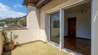 Detached house with garden and pool for sale in La Palma de Cervelló. The ground floor features a garage and laundry room. The first floor comprises the living-dining room, an extended open-plan kitchen, access to the rear terrace, and direct access to the garden barbecue area. The upper floor is arranged into 3 bedrooms (1 double with solarium, 1 double, 1 single), a bathroom with shower, air conditioning/heating in the living-dining room, and air conditioning in the upper floor hallway. Features include ceramic flooring, wooden railings, natural gas heating, aluminium windows, and wooden interior doors. Located close to essential amenities: nursery school, public school, library, supermarkets, restaurants, pharmacy, sports facilities, playgrounds, easy access to mountains for hiking, public bus transport, 19 km from Barcelona. API Number: A12369, Registration Number: 9526 photo 19