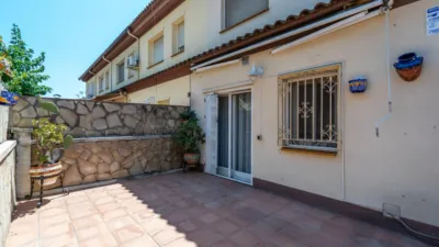 Detached house with garden and pool for sale in La Palma de Cervelló. The ground floor features a garage and laundry room. The first floor comprises the living-dining room, an extended open-plan kitchen, access to the rear terrace, and direct access to the garden barbecue area. The upper floor is arranged into 3 bedrooms (1 double with solarium, 1 double, 1 single), a bathroom with shower, air conditioning/heating in the living-dining room, and air conditioning in the upper floor hallway. Features include ceramic flooring, wooden railings, natural gas heating, aluminium windows, and wooden interior doors. Located close to essential amenities: nursery school, public school, library, supermarkets, restaurants, pharmacy, sports facilities, playgrounds, easy access to mountains for hiking, public bus transport, 19 km from Barcelona. API Number: A12369, Registration Number: 9526 photo 23
