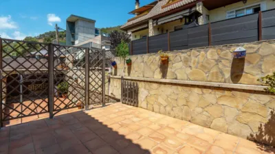 Detached house with garden and pool for sale in La Palma de Cervelló. The ground floor features a garage and laundry room. The first floor comprises the living-dining room, an extended open-plan kitchen, access to the rear terrace, and direct access to the garden barbecue area. The upper floor is arranged into 3 bedrooms (1 double with solarium, 1 double, 1 single), a bathroom with shower, air conditioning/heating in the living-dining room, and air conditioning in the upper floor hallway. Features include ceramic flooring, wooden railings, natural gas heating, aluminium windows, and wooden interior doors. Located close to essential amenities: nursery school, public school, library, supermarkets, restaurants, pharmacy, sports facilities, playgrounds, easy access to mountains for hiking, public bus transport, 19 km from Barcelona. API Number: A12369, Registration Number: 9526 photo 25