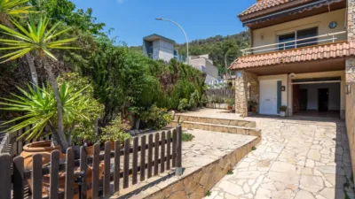 Detached house with garden and pool for sale in La Palma de Cervelló. The ground floor features a garage and laundry room. The first floor comprises the living-dining room, an extended open-plan kitchen, access to the rear terrace, and direct access to the garden barbecue area. The upper floor is arranged into 3 bedrooms (1 double with solarium, 1 double, 1 single), a bathroom with shower, air conditioning/heating in the living-dining room, and air conditioning in the upper floor hallway. Features include ceramic flooring, wooden railings, natural gas heating, aluminium windows, and wooden interior doors. Located close to essential amenities: nursery school, public school, library, supermarkets, restaurants, pharmacy, sports facilities, playgrounds, easy access to mountains for hiking, public bus transport, 19 km from Barcelona. API Number: A12369, Registration Number: 9526 photo 27