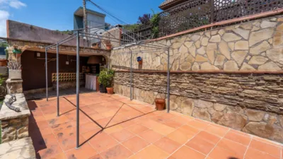 Detached house with garden and pool for sale in La Palma de Cervelló. The ground floor features a garage and laundry room. The first floor comprises the living-dining room, an extended open-plan kitchen, access to the rear terrace, and direct access to the garden barbecue area. The upper floor is arranged into 3 bedrooms (1 double with solarium, 1 double, 1 single), a bathroom with shower, air conditioning/heating in the living-dining room, and air conditioning in the upper floor hallway. Features include ceramic flooring, wooden railings, natural gas heating, aluminium windows, and wooden interior doors. Located close to essential amenities: nursery school, public school, library, supermarkets, restaurants, pharmacy, sports facilities, playgrounds, easy access to mountains for hiking, public bus transport, 19 km from Barcelona. API Number: A12369, Registration Number: 9526 photo 28