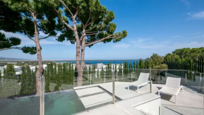 Villa ALTAMIRA, a Mediterranean home built in late 2021, sits atop the town of Caldes D’Estrac with spectacular views over the Maresme coast, just 500m from its beaches and 25 minutes from Barcelona city centre and cultural and academic hubs. This makes the property an permanent residence as well as a holiday home. Its architecture and interior design have been meticulously detailed, featuring a unique façade that sets it apart. The home offers numerous spacious rooms, floor-to-ceiling windows, and double-height ceilings that bring the Mediterranean lifestyle into every space. photo 10